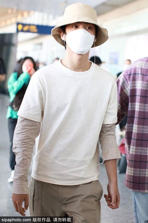 黄明昊机场爆料图片最新,潮流穿搭引热议 第2张 黄明昊机场爆料图片最新,潮流穿搭引热议 第2张
